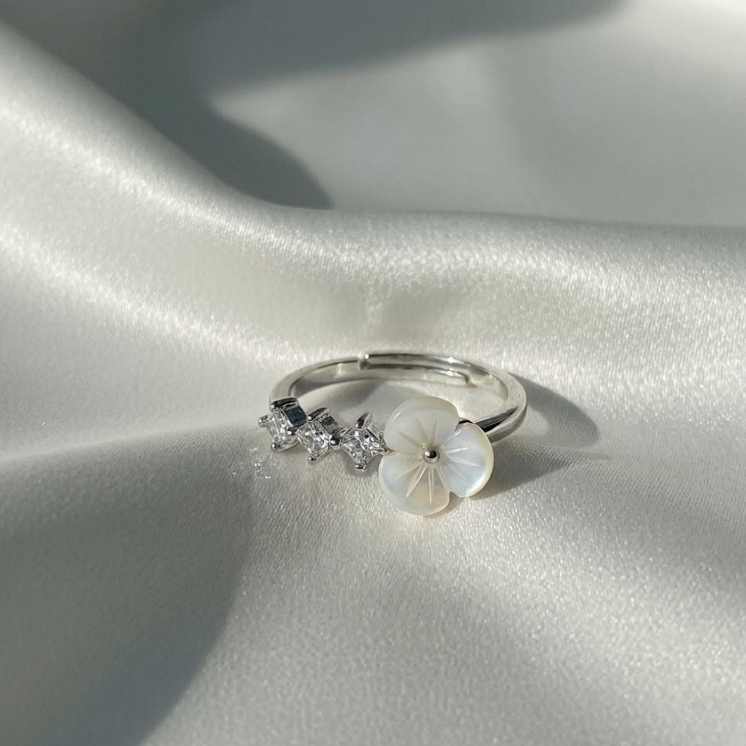 Memento White Blossom Ring